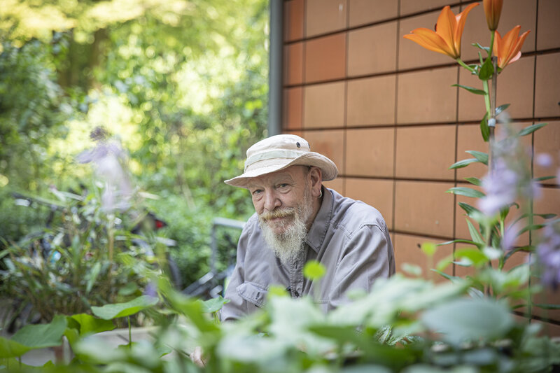 Hausbetreuer Manfred Meins am Hochbeet in der Sibeuliusstr. | © Philipp Reiss