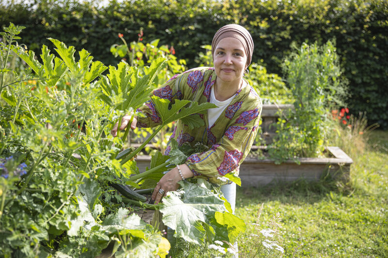 Susanne Coulibaly im NaturErlebnisGarten in Wilhelmsburg | © Philipp Reiss