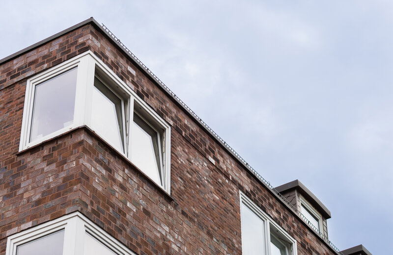 Neue Holzfenster nach historischem Vorbild in der Augustenburger Straße | © Mike Schäfer