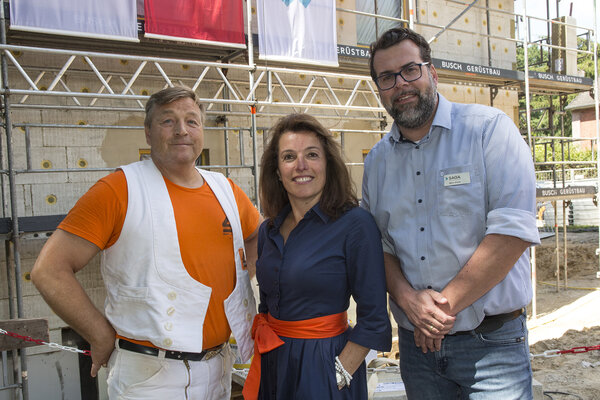 SAGA Vorstand Snezana Michaelis mit Polier Rolf Nastaly (links) und Björn Grisse, SAGA-Geschäftsstellenleiter Langenhorn | © Ralf Niemzig